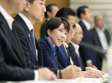 女性活躍や男女共同参画の重点方針などを決定する会議で発言する高市首相（中央）＝２５日午後、首相官邸