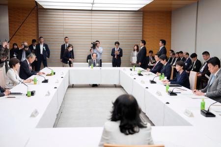 首相官邸で開かれた経済財政諮問会議＝２５日午後、首相官邸