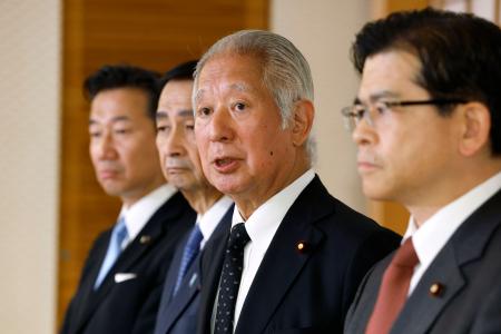 皇族数確保策に関する全体会議を終え、取材に応じる森衆院議長（右から２人目）ら衆参両院の正副議長＝２５日午後、衆院議長公邸