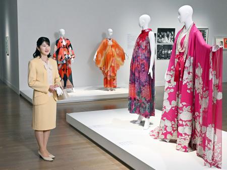 企画展「生誕１００年森英恵ヴァイタル・タイプ」を鑑賞される愛子さま＝２５日午後、東京都港区の国立新美術館（代表撮影）