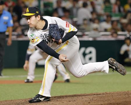 ６回途中から登板し、１球でプロ初勝利を挙げたソフトバンク・鈴木豪＝みずほペイペイドーム
