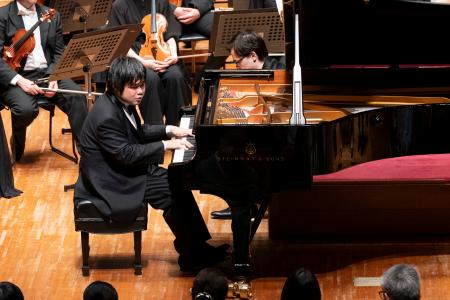 辻井伸行（手前）の演奏を聴くタルモ・ペルトコスキ（奥）（（Ｃ）堀田力丸）