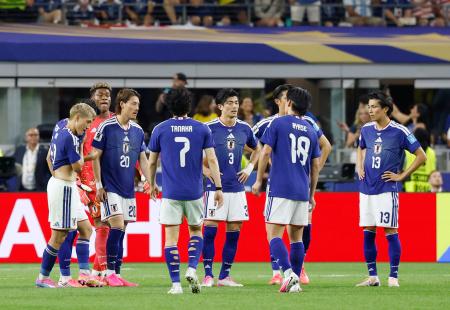 日本―スウェーデン　後半、スウェーデンに追い付かれ集まる日本代表＝ダラス（共同）
