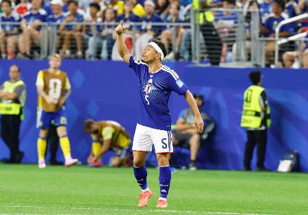 日本―スウェーデン　後半、途中出場する長友＝ダラス（共同）