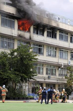 東京都北区立滝野川第三小で起きた火災＝１９日（近隣住民提供）