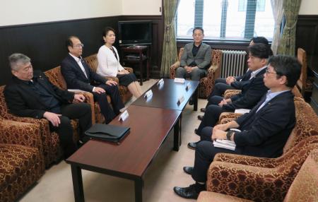 参院野党国対委員長会談に臨む立憲民主党の斎藤国対委員長（奥）ら＝２６日午前、国会