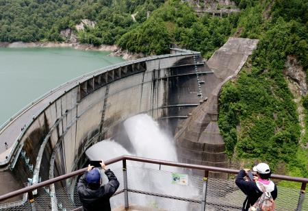 観光放水が始まった黒部ダム＝２６日午前、富山県立山町