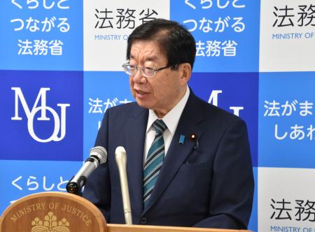 閣議後記者会見で公文書廃棄について説明する平口法相＝２６日午前、法務省