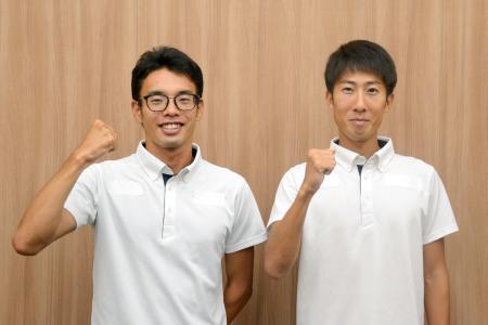取材に応じ、ポーズをとる陸上男子競歩の山西利和（左）と諏方元郁＝２６日、愛知県東海市