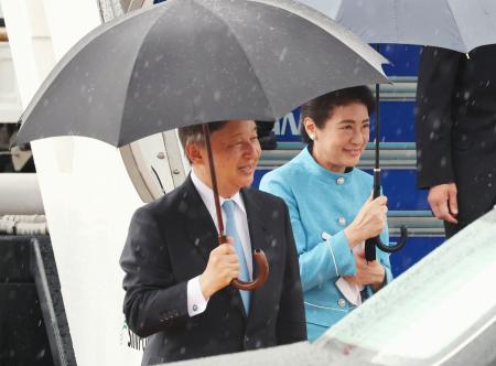 オランダ・ベルギー公式訪問を終え帰国された天皇、皇后両陛下=26日午後、羽田空港