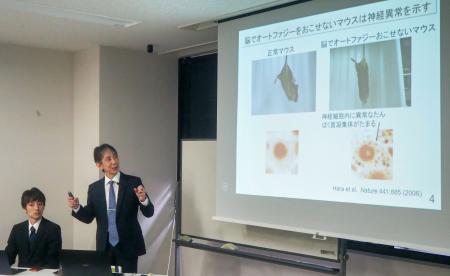 研究成果を説明する東京大の水島昇教授（右）＝２６日午前、東京都文京区