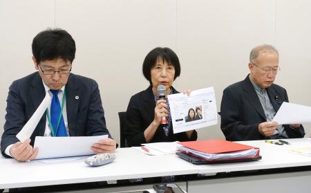 記者会見する（左から）神原元弁護士と師岡康子弁護士ら＝２６日午後、国会