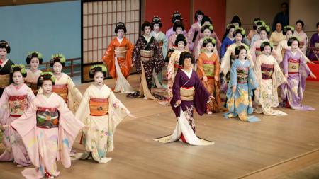 京都五花街合同公演「都の賑い」のリハーサル「総ざらえ」で舞を披露する芸妓や舞妓＝２６日午後、京都市東山区の南座