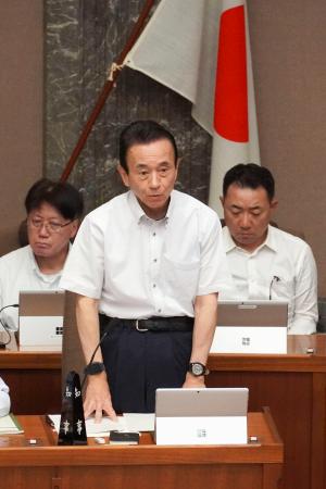 静岡県議会で発言する鈴木康友知事＝２６日午後