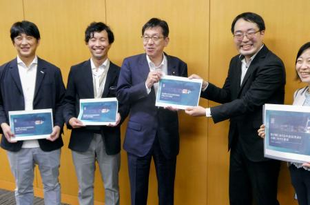 民間企業から中央省庁に転職した官僚ら有志でつくるグループから提言を受け取る松本国家公務員制度担当相（左から３人目）＝２６日午後、東京都千代田区