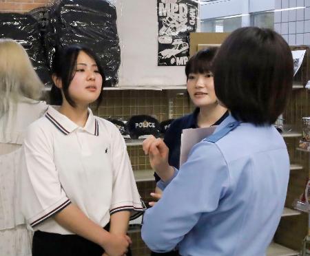 警視庁が開いた大学生向けに警察学校内を巡る「ポリスアカデミーツアー」＝２６日午後、東京都府中市