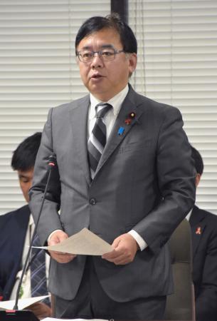 薬害エイズ訴訟の原告団と協議する上野厚労相＝２６日午後、厚労省