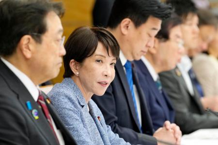 中東情勢に関する関係閣僚会議であいさつする高市首相（左から２人目）＝２６日午後、首相官邸
