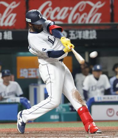 ９回西武無死、カナリオが左越えにサヨナラ本塁打を放つ＝ベルーナドーム