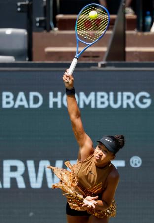 女子テニスのバートホンブルク・オープン、シングルス準決勝でプレーする大坂なおみ＝ドイツ・バートホンブルク（ロイター＝共同）