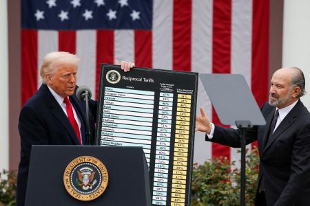 関税措置について話すトランプ米大統領（左）とラトニック米商務長官＝２０２５年４月、ワシントン（ロイター＝共同）