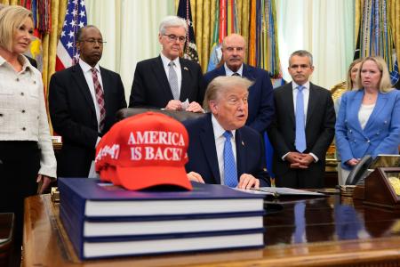 米ワシントンのホワイトハウスで報道陣に向けて話すトランプ大統領＝２６日（ゲッティ＝共同）