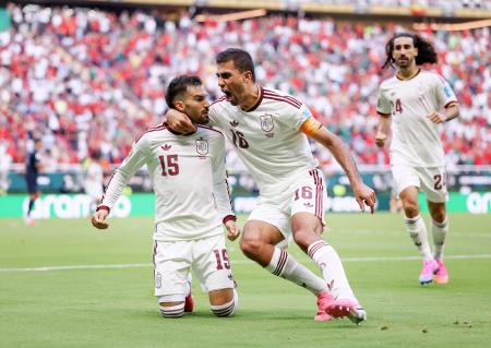 ウルグアイ―スペイン 前半、先制ゴールを決めロドリ(16)に祝福されるスペインのバエナ。右はククレリャ=グアダラハラ(FIFA提供・ゲッティ=共同)