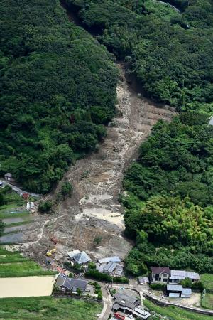 山口県平生町で発生した土砂崩れの現場＝２７日午前１１時３４分（共同通信社ヘリから）