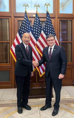 ２６日、米ワシントンで会談した台湾の韓国瑜・立法院長（左）とジョンソン米下院議長（台湾立法院提供・共同）