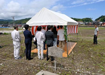 石川県輪島市の朝市通り周辺で執り行われた、店舗兼住宅の再建に向けた地鎮祭＝２７日午前