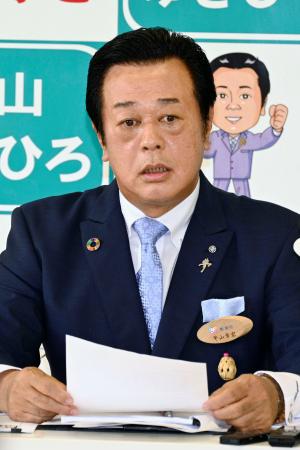 記者会見する栃木県那須町の平山幸宏町長＝２７日午後、栃木県那須町
