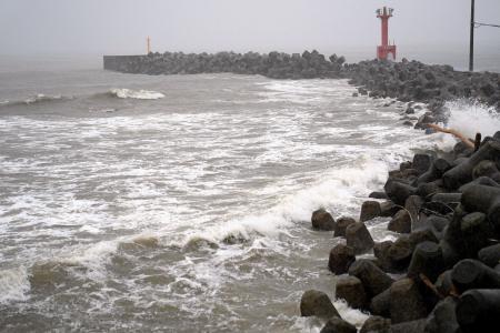 台風の影響で強い波が打ち寄せる千葉県富津市の海岸＝２７日午後１時４２分