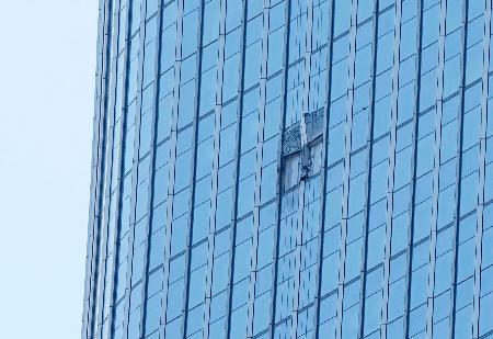 北京市内の最高峰ビル「シティックタワー（中国尊）」に残る飛行体が衝突した際にできたとみられる跡＝２７日（共同）