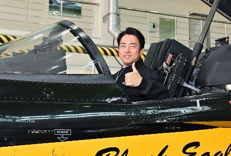 韓国空軍基地を視察し、機体に乗り込む小泉防衛相＝２７日、韓国・原州市（防衛省提供、共同）