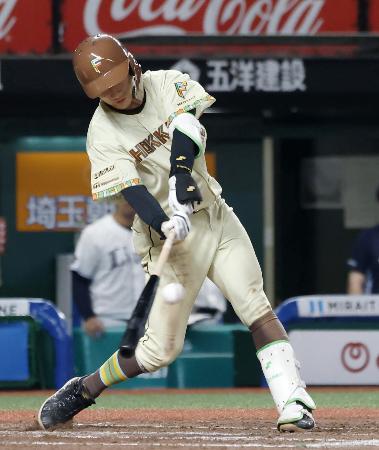 ９回日本ハム１死二塁、奈良間が右翼線に勝ち越し二塁打を放つ＝ベルーナドーム