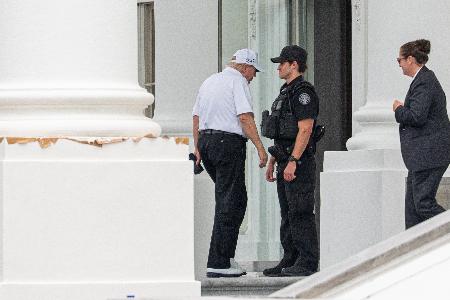 ホワイトハウスに入るトランプ大統領=27日、米ワシントン(ゲッティ=共同)