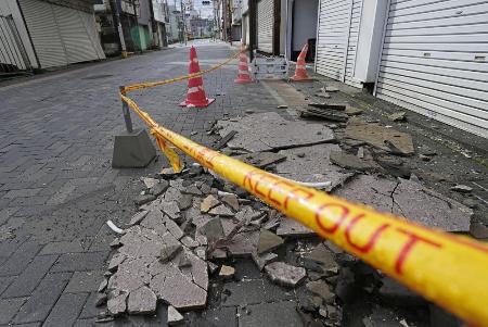 地震で崩れ、道路に散乱した建物の外壁＝２７日午前、山梨県富士吉田市