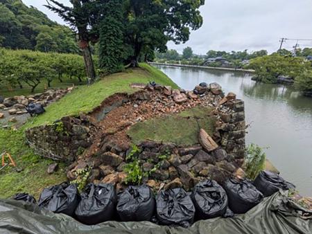 一部が崩落した彦根城の内堀沿いにある石垣＝２７日（彦根市提供）