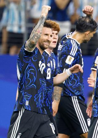 　ヨルダン―アルゼンチン　後半、ＦＫでチーム３点目のゴールを決め喜ぶアルゼンチンのメッシ（左）＝ダラス（共同）