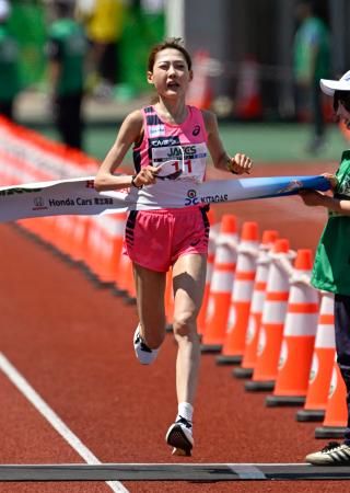 　ハーフマラソン女子　２位でゴールする前田穂南＝函館どつくスポーツガーデン