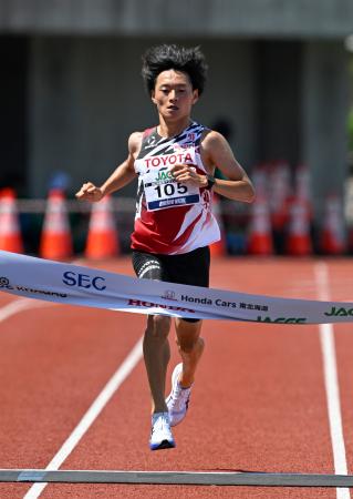 　ハーフマラソン男子　１位でゴールする湯浅仁＝函館どつくスポーツガーデン