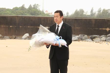 　辺野古沖の船転覆事故で死亡した女子生徒ら２人に献花する黄川田沖縄北方相＝２８日午前、沖縄県名護市