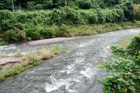 男児が行方不明となった温泉施設近くを流れる天降川＝２７日、鹿児島県霧島市