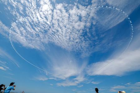 石川県輪島市上空に「ブルーインパルス」が描いたハート＝２８日午後