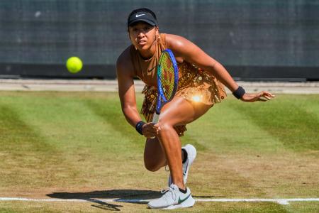 女子テニスのバートホンブルク・オープンのシングルス決勝でプレーする大坂なおみ＝２７日、バートホンブルク（ＡＰ＝共同）