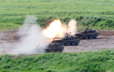 陸上自衛隊の１６式機動戦闘車による射撃訓練＝２８日午後、大分県の陸自日出生台演習場
