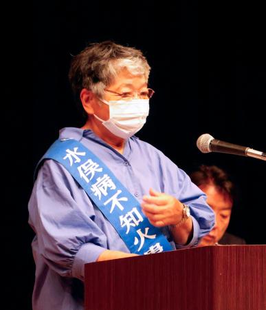水俣病の未認定患者や支援者らでつくる団体が開いた集会で発言する楠元照子さん＝２８日午後、鹿児島県出水市