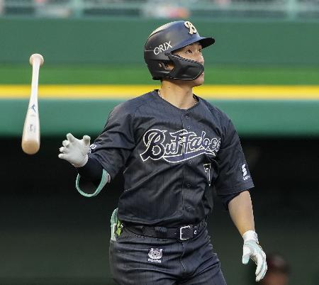 ７回オリックス１死、西川が右越えに満塁本塁打を放つ＝ほっともっと神戸