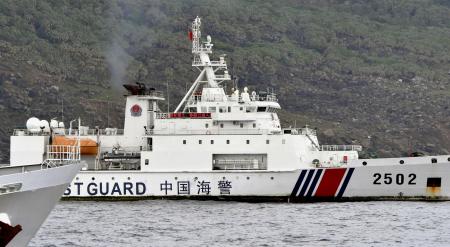 中国海警局の「海警２５０２」＝２０２４年４月、沖縄県・尖閣諸島の魚釣島周辺