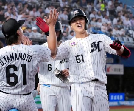 ５回、２ランを放ちナインに迎えられるロッテ・山口＝ＺＯＺＯマリン
